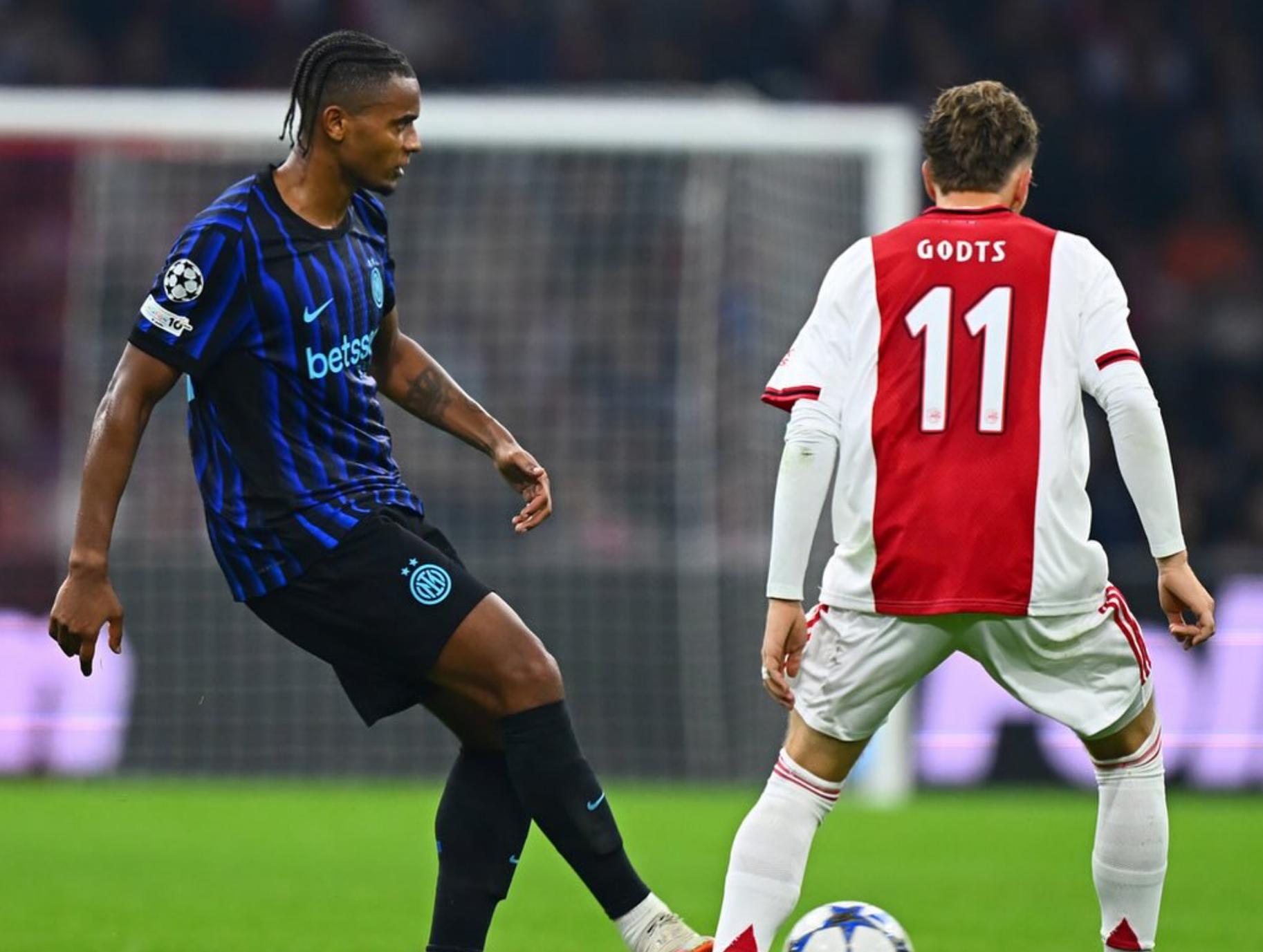 包含国际比赛日阿贾克斯调整名单以备欧篮联，门线救险环节打磨，媒体盛赞，身体对抗强度拉满的词条