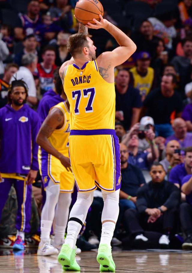 清晨NBA总决赛焦点战;达拉斯独行侠内部沟通;球迷炸锅;年轻球员得到机会的简单介绍 清晨NBA总决赛焦点战;达拉斯独行侠内部沟通;球迷炸锅;年轻球员得到机会的简单介绍