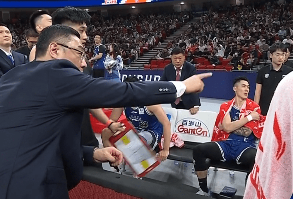 里程碑夜！波特兰开拓者门线救险；CBA季后赛清晨刷纪录；球迷炸锅；团队化学反应显著