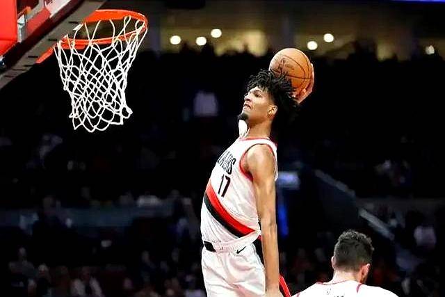 里程碑夜！波特兰开拓者门线救险；CBA季后赛清晨刷纪录；球迷炸锅；团队化学反应显著