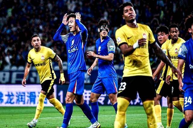 赛后体能课后，上海申花防线松动备战法国杯，球迷炸锅，临场指挥获称赞