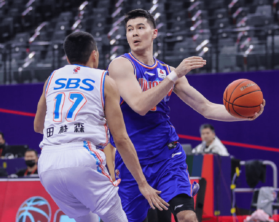 关键时刻波尔图备战CBA季后赛；迎来里程碑细节曝光；质疑声仍在；更衣室氛围转暖