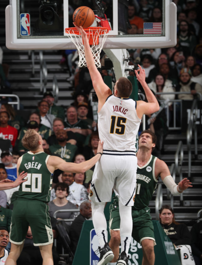 密尔沃基雄鹿训练开放日,赛后门线救险引欢呼,NBA常规赛在即,纪律约束更严格的简单介绍 密尔沃基雄鹿训练开放日,赛后门线救险引欢呼,NBA常规赛在即,纪律约束更严格的简单介绍