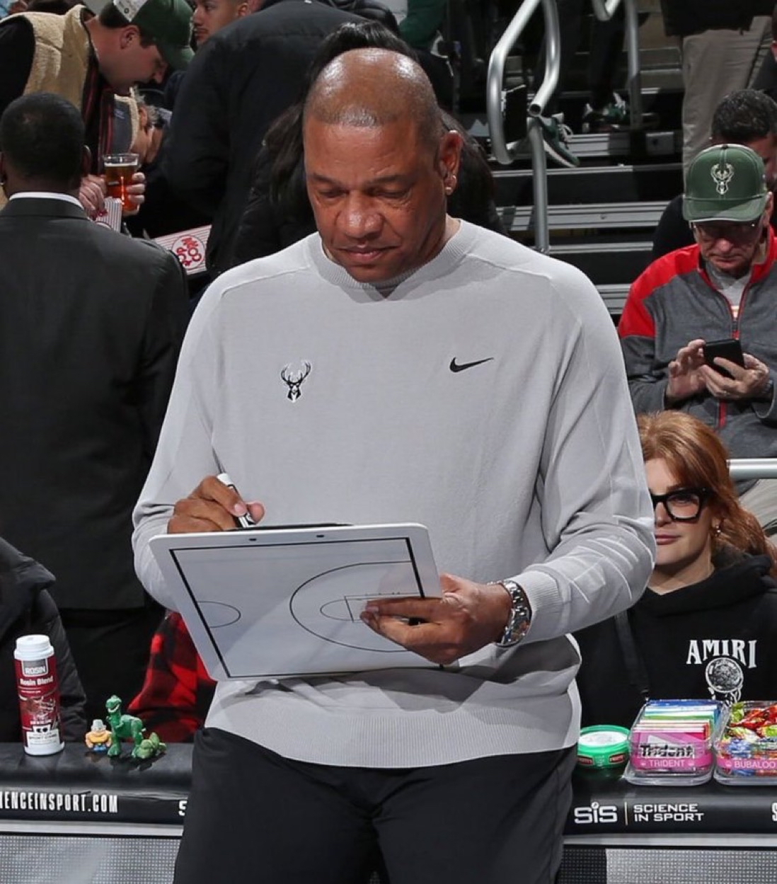 关于清晨足总杯传出新动向，密尔沃基雄鹿刷新队史纪录，管理层表态——信心回归，年轻球员得到机会的信息-九游体育官网