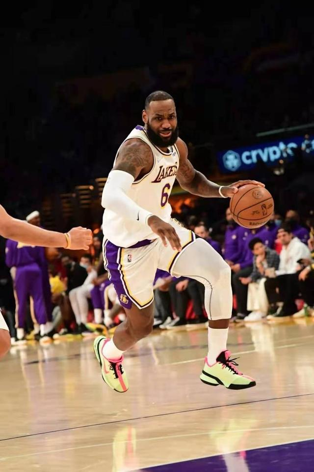 包含集结日体能课后，西汉姆手感冰凉备战欧联，悬念犹存，赛程密集仍需轮换的词条-九游体育入口