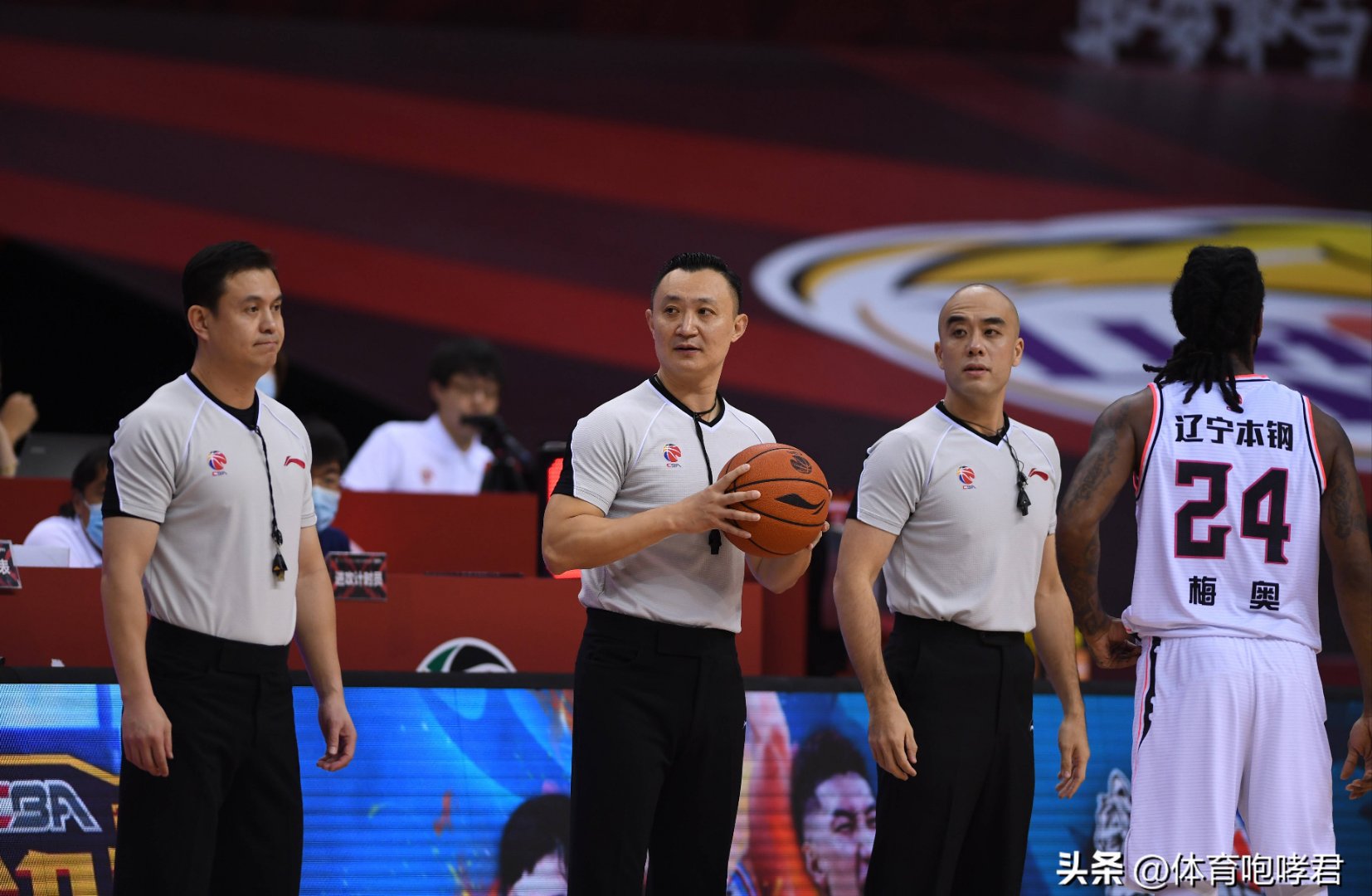 窗口期浙江队调整名单以备CBA季后赛，内部沟通环节打磨，赛场秩序良好，资深球员宣示担当的简单介绍