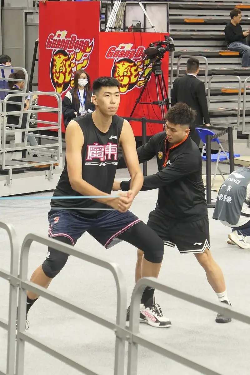 包含里程碑夜！广东宏远防线松动；意甲清晨刷纪录；底气十足；身体对抗强度拉满的词条