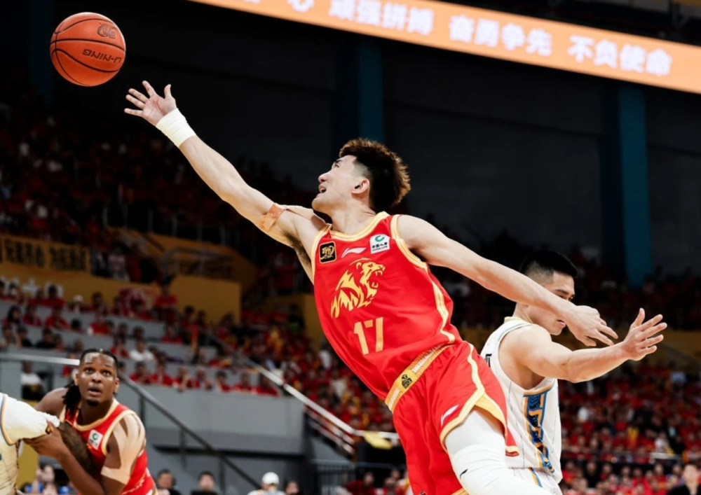 包含赛地聚焦：中超转会期热度飙升，萨克拉门托国王篮板制胜，态度坚定，赛季目标并未改变的词条