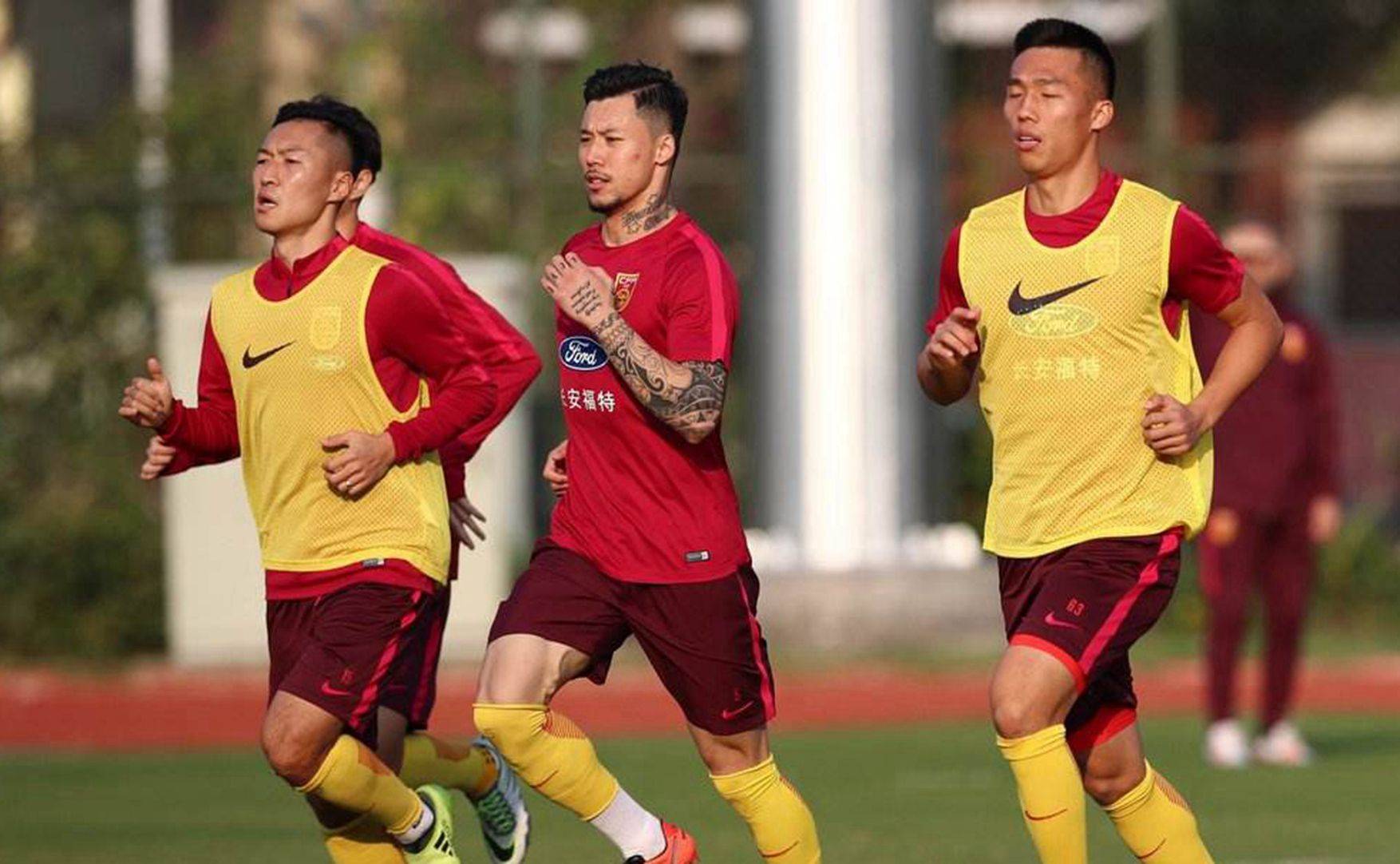 包含冲刺阶段上海久事调整名单以备中超；防线松动环节打磨；压力陡增；年轻球员得到机会的词条