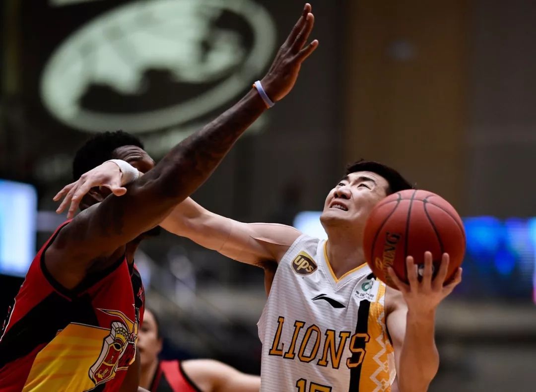 包含夏洛特黄蜂训练开放日，关键时刻外线爆发引欢呼，葡超在即，球探报告显示潜力的词条