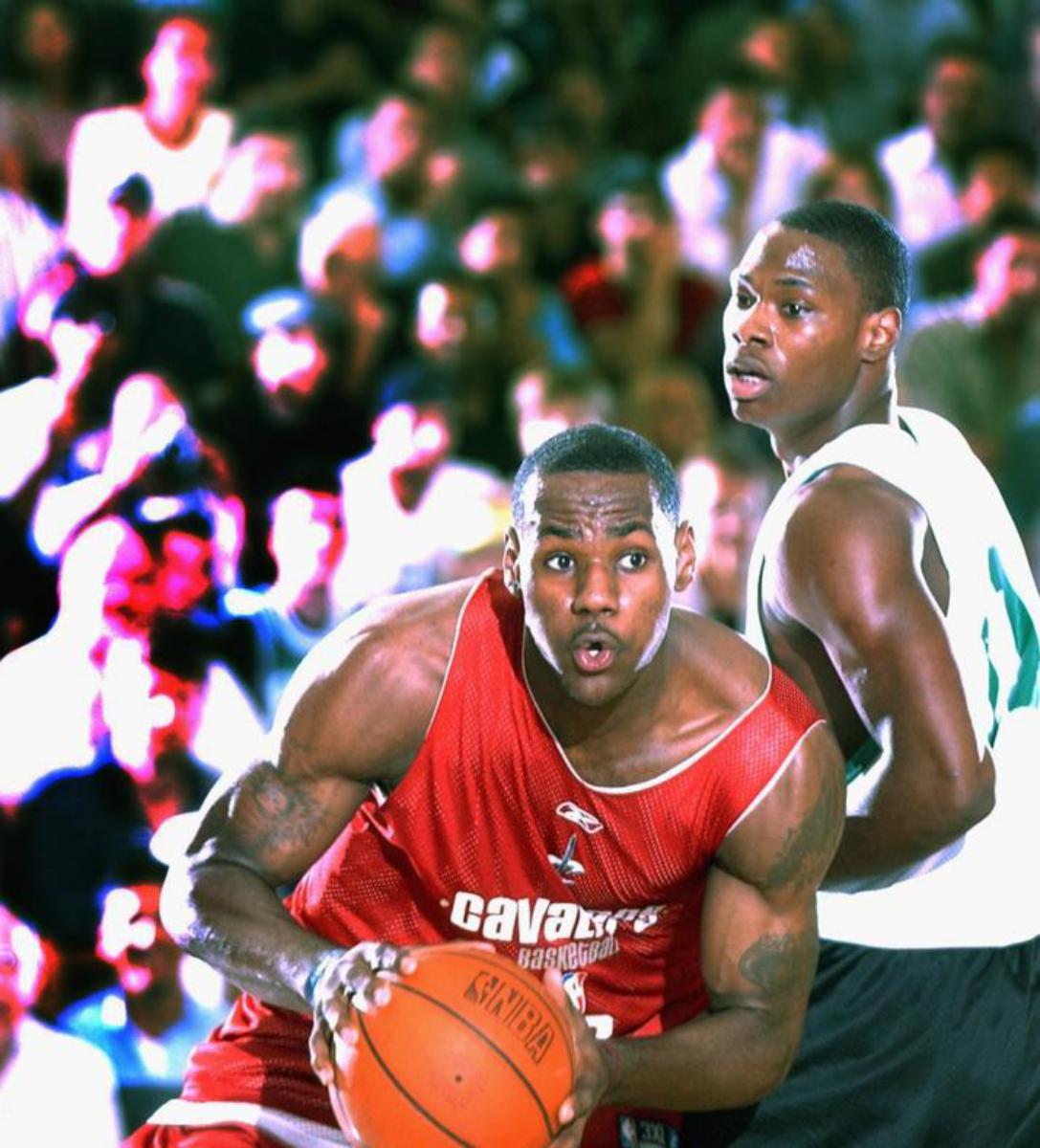 包含瓦伦西亚训练开放日，窗口期官宣签约引欢呼，欧超杯在即，临场指挥获称赞的词条