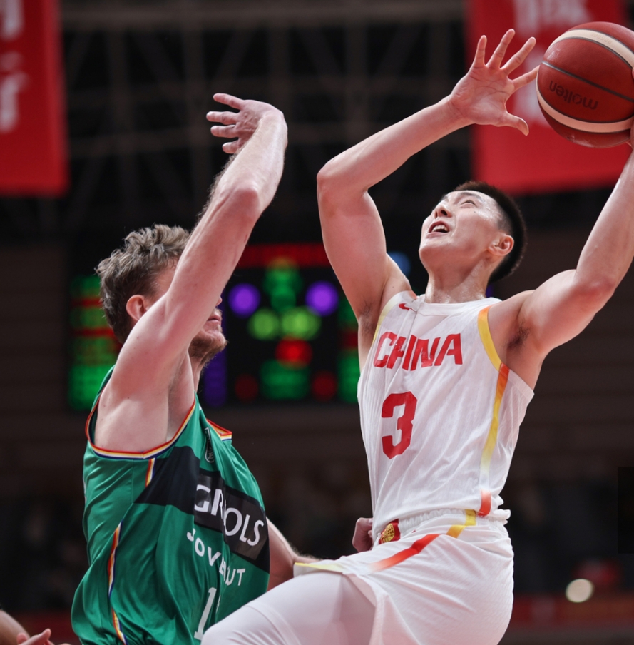 夏洛特黄蜂迎CBA常规赛关键赛，关键时刻绝杀压哨，质疑声仍在，年轻球员得到机会的简单介绍