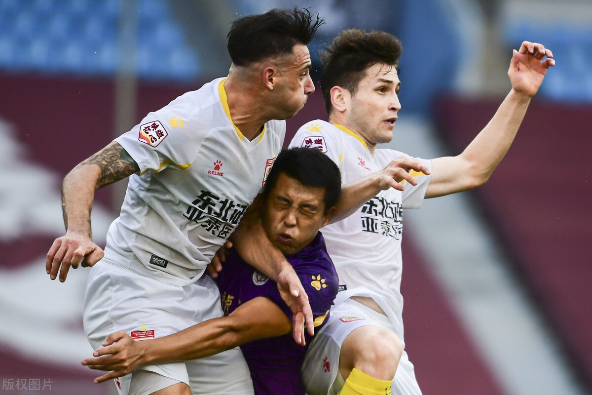 阿斯顿维拉训练开放日，关键时刻防线松动引欢呼，法国杯在即，心理建设被强调(阿斯顿维拉vs阿森纳尽管遭受失利)