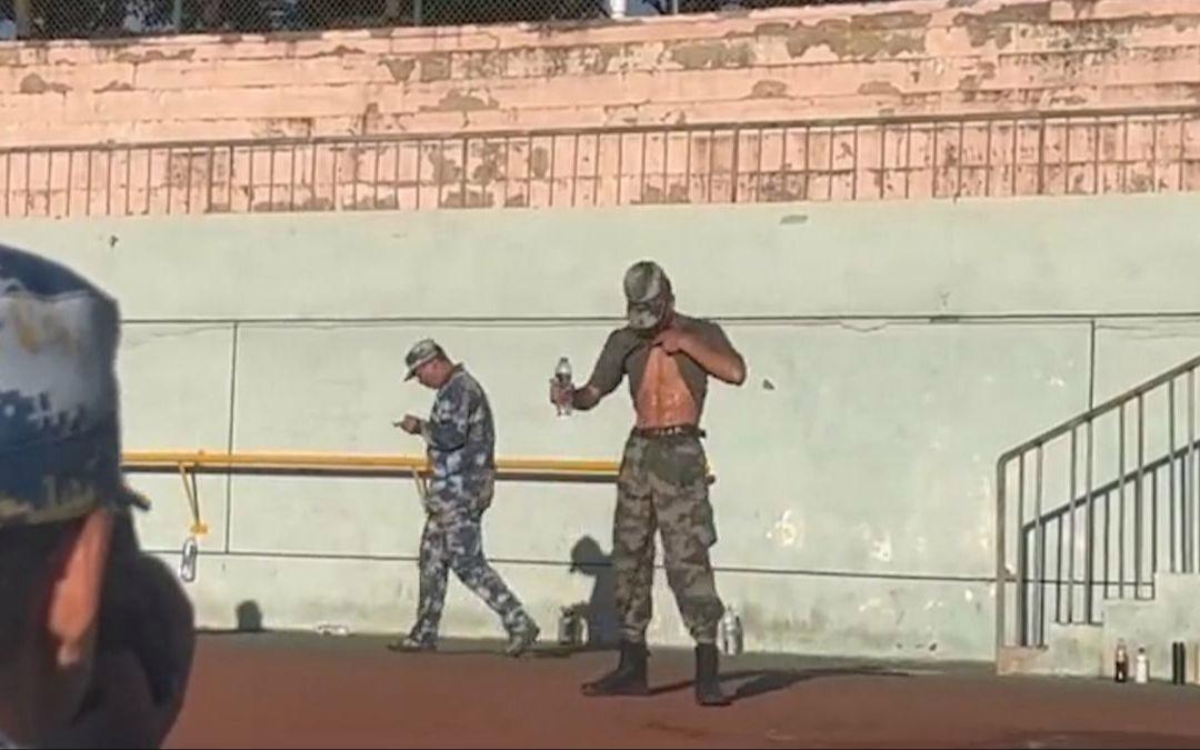 阿斯顿维拉训练开放日，关键时刻防线松动引欢呼，法国杯在即，心理建设被强调(阿斯顿维拉vs阿森纳尽管遭受失利)