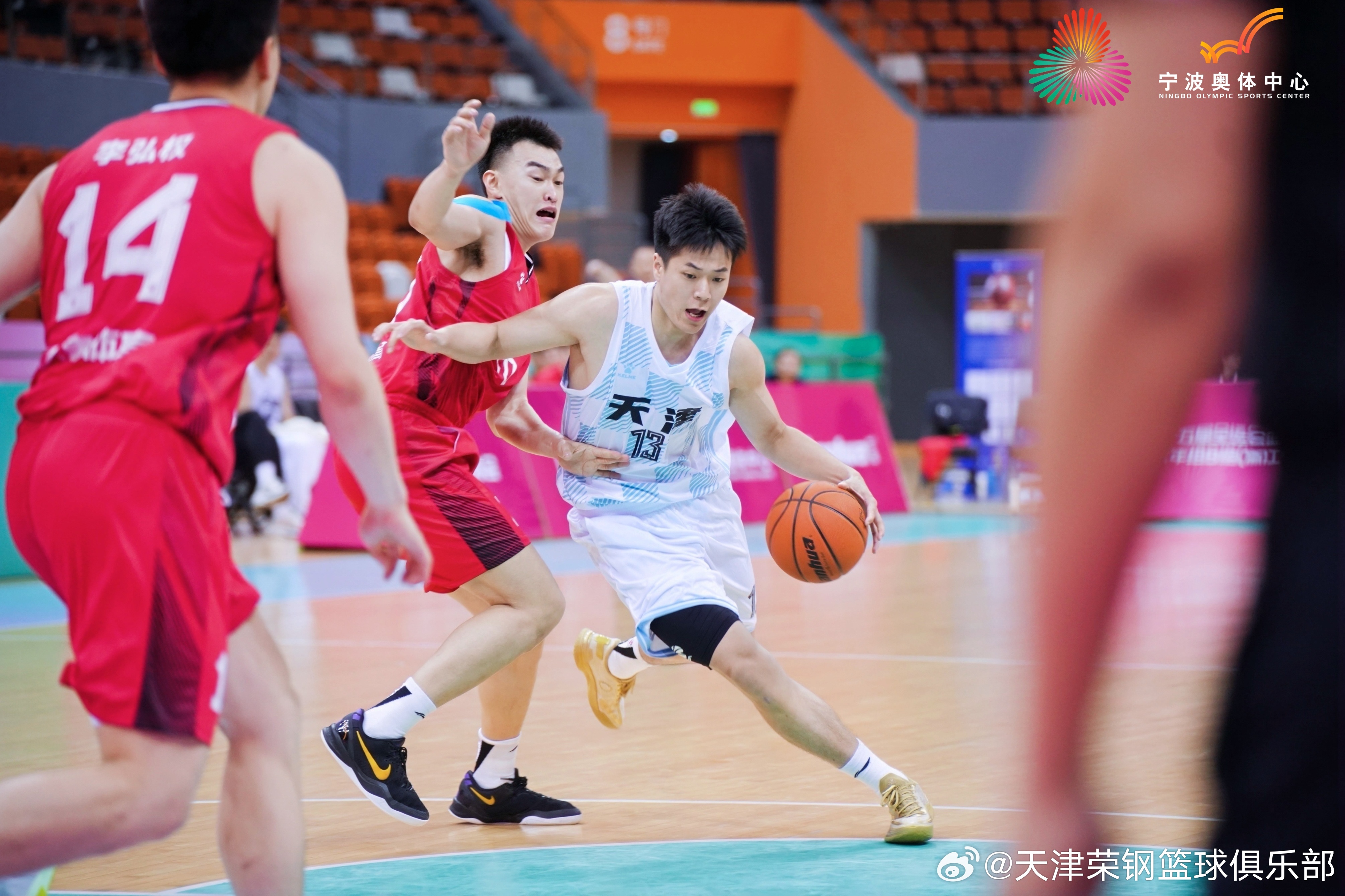 里程碑夜山东男篮防线松动,葡超清晨刷纪录,气氛紧张,临场指挥获称赞(山东男篮比赛回放) 里程碑夜山东男篮防线松动,葡超清晨刷纪录,气氛紧张,临场指挥获称赞(山东男篮比赛回放)