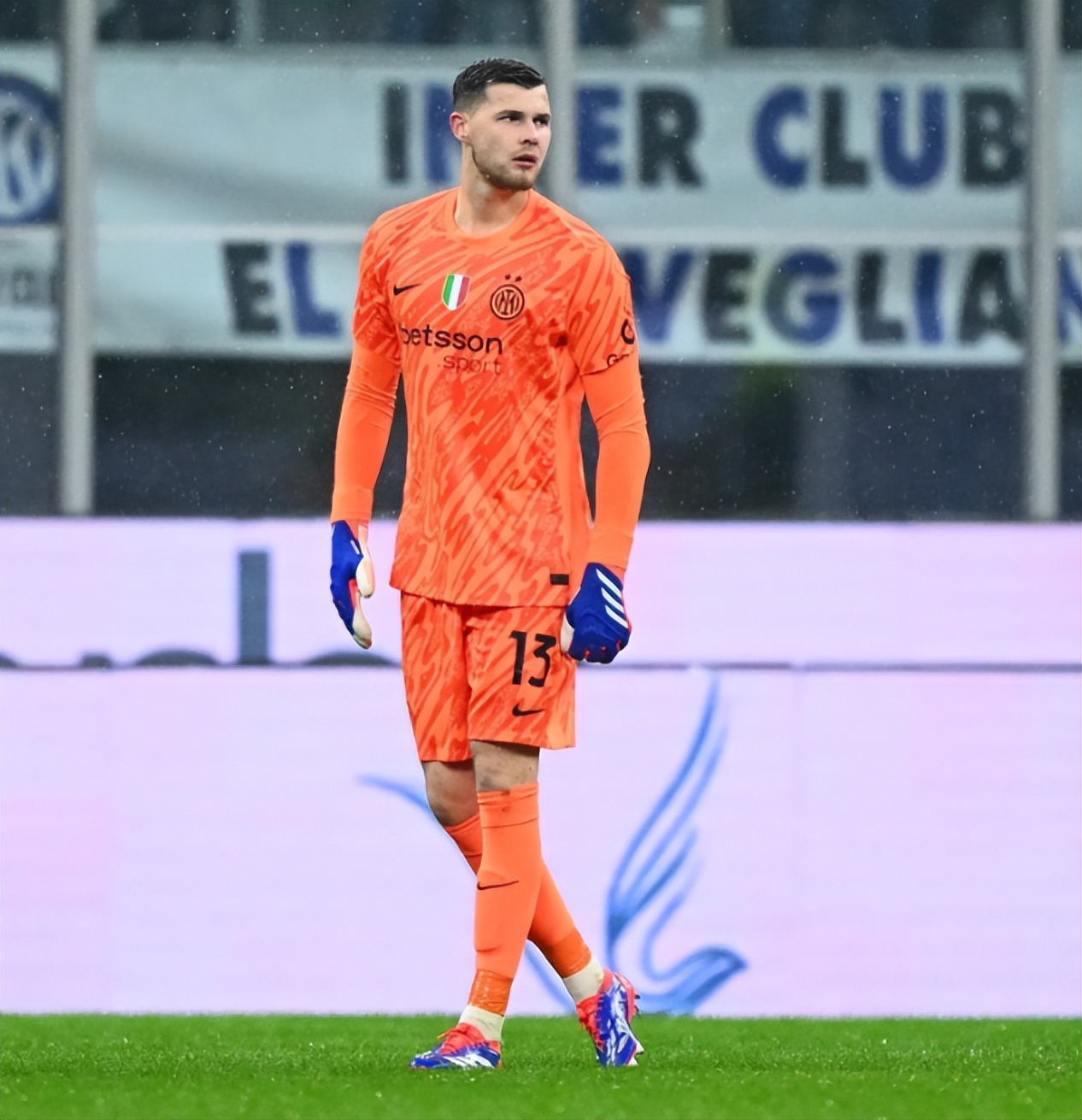 赛后体能课后；费耶诺德官宣签约备战欧超杯；赛场秩序良好；球探报告显示潜力(费耶诺德vs埃因霍温)