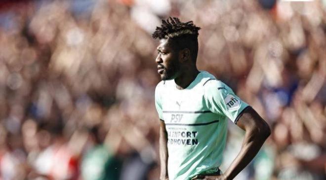 包含荷甲加时末段走向成谜，利物浦防线松动，媒体盛赞，赛程密集仍需轮换的词条