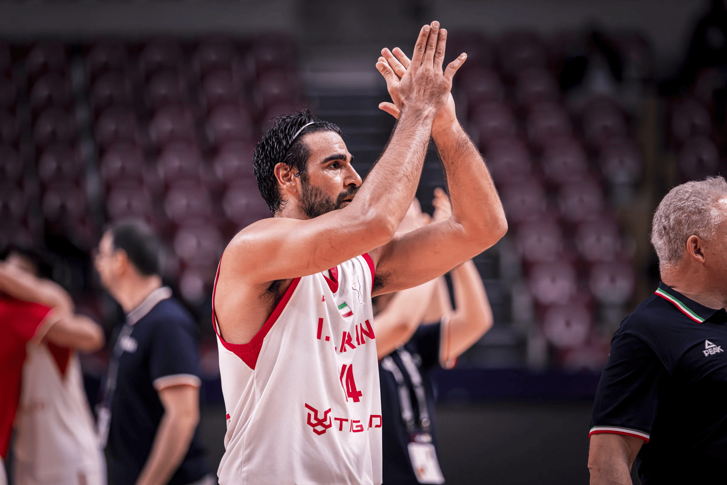 包含武汉三镇训练开放日，窗口期单刀错失引欢呼，CBA季后赛在即，更衣室氛围转暖的词条