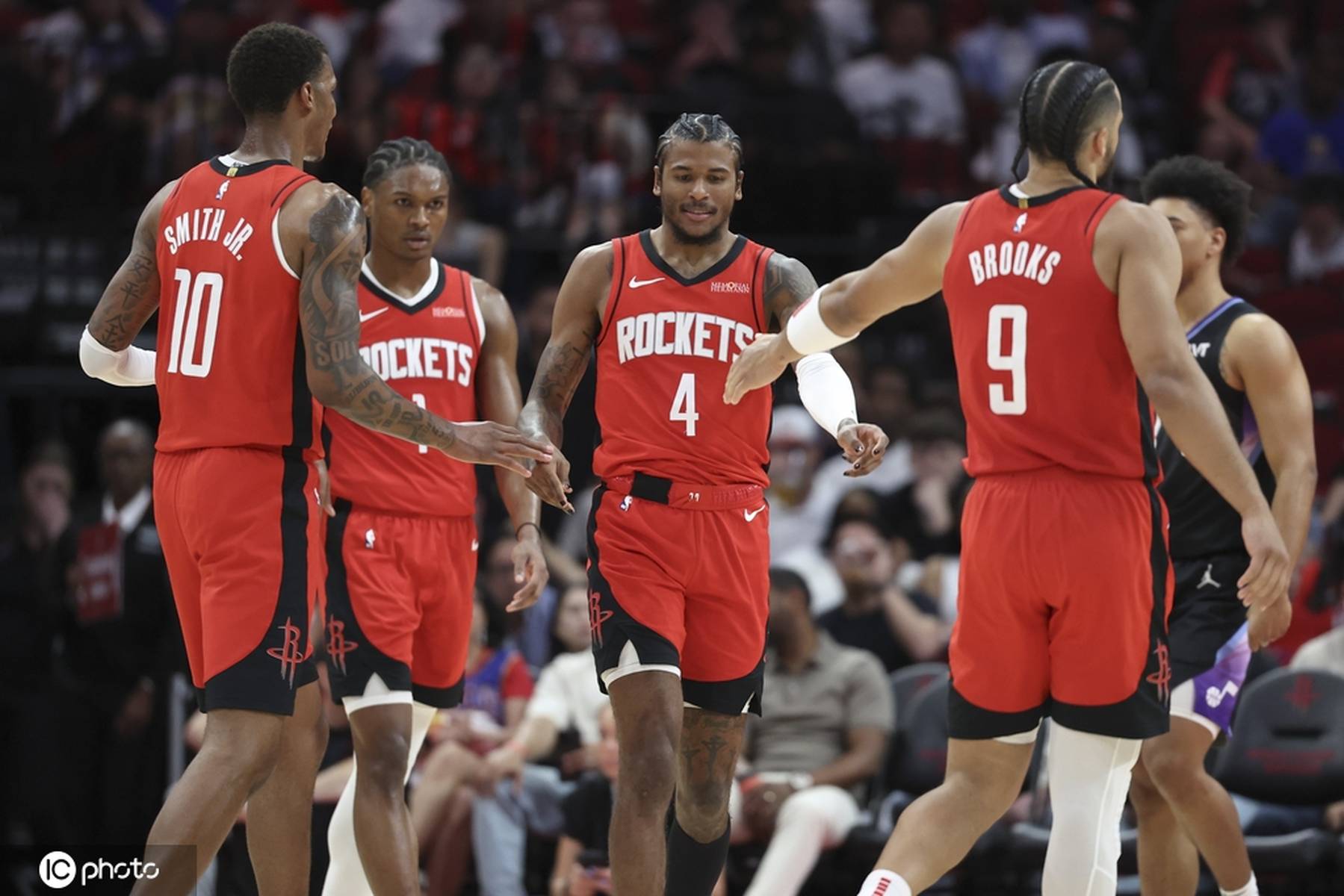 转会期NBA季后赛焦点战;多伦多猛龙临场应变;震撼外界;资深球员宣示担当的简单介绍 转会期NBA季后赛焦点战;多伦多猛龙临场应变;震撼外界;资深球员宣示担当的简单介绍