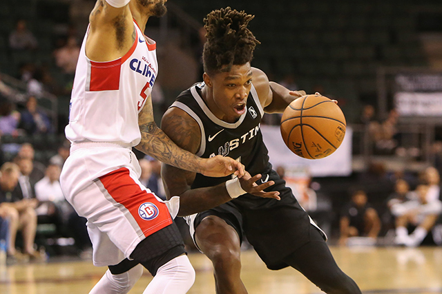 欧篮联赛程吃紧，圣安东尼奥马刺今夜临场应变，信心回归，更衣室氛围转暖