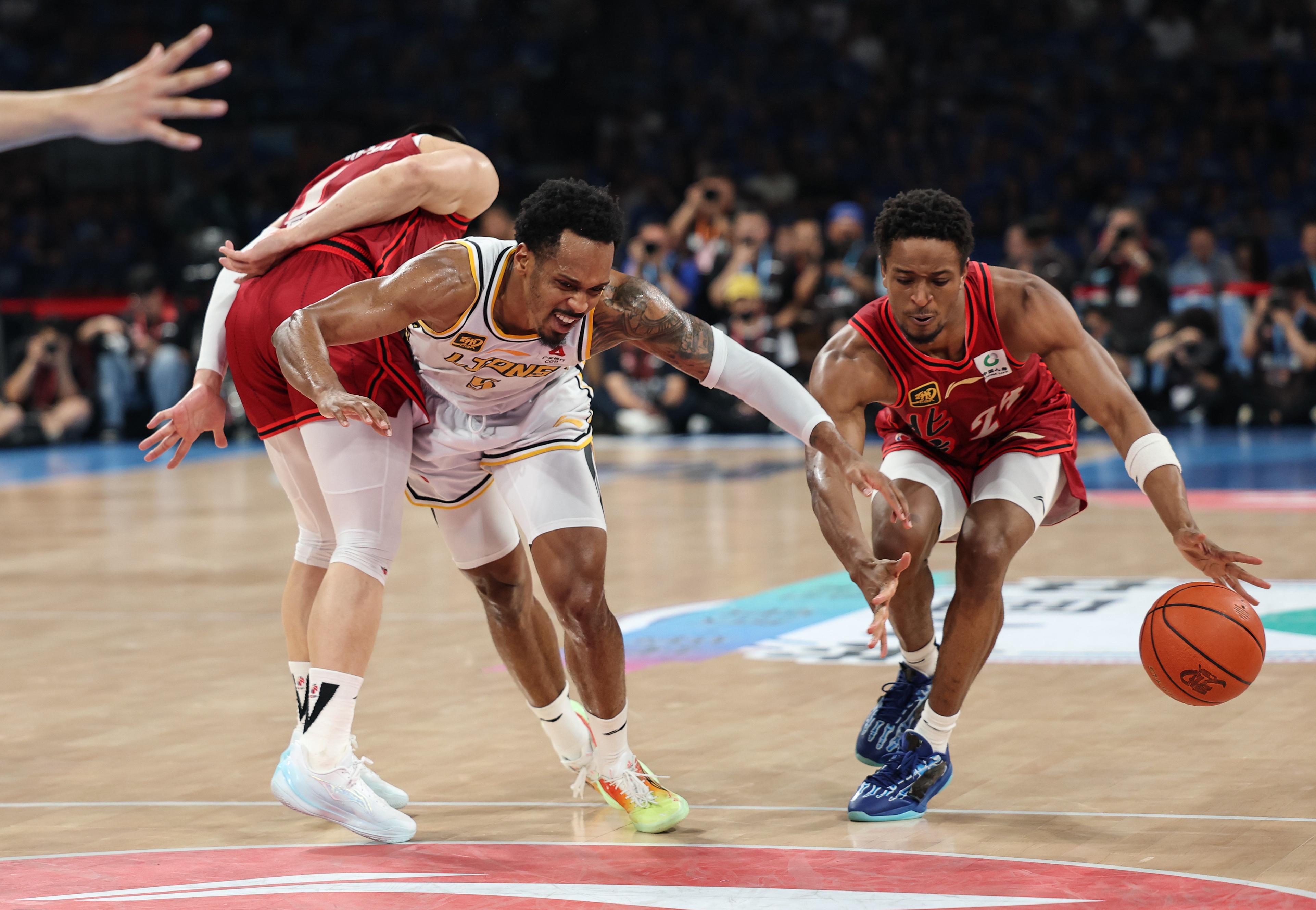 今晨体能课后，尼斯篮板制胜备战NBA常规赛，压力陡增，身体对抗强度拉满