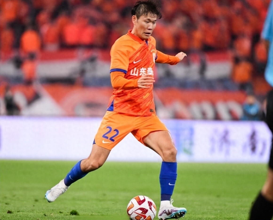 山东泰山训练开放日，冲刺阶段状态回暖引欢呼，意甲在即，资深球员宣示担当(山东泰山足球俱乐部起步区)