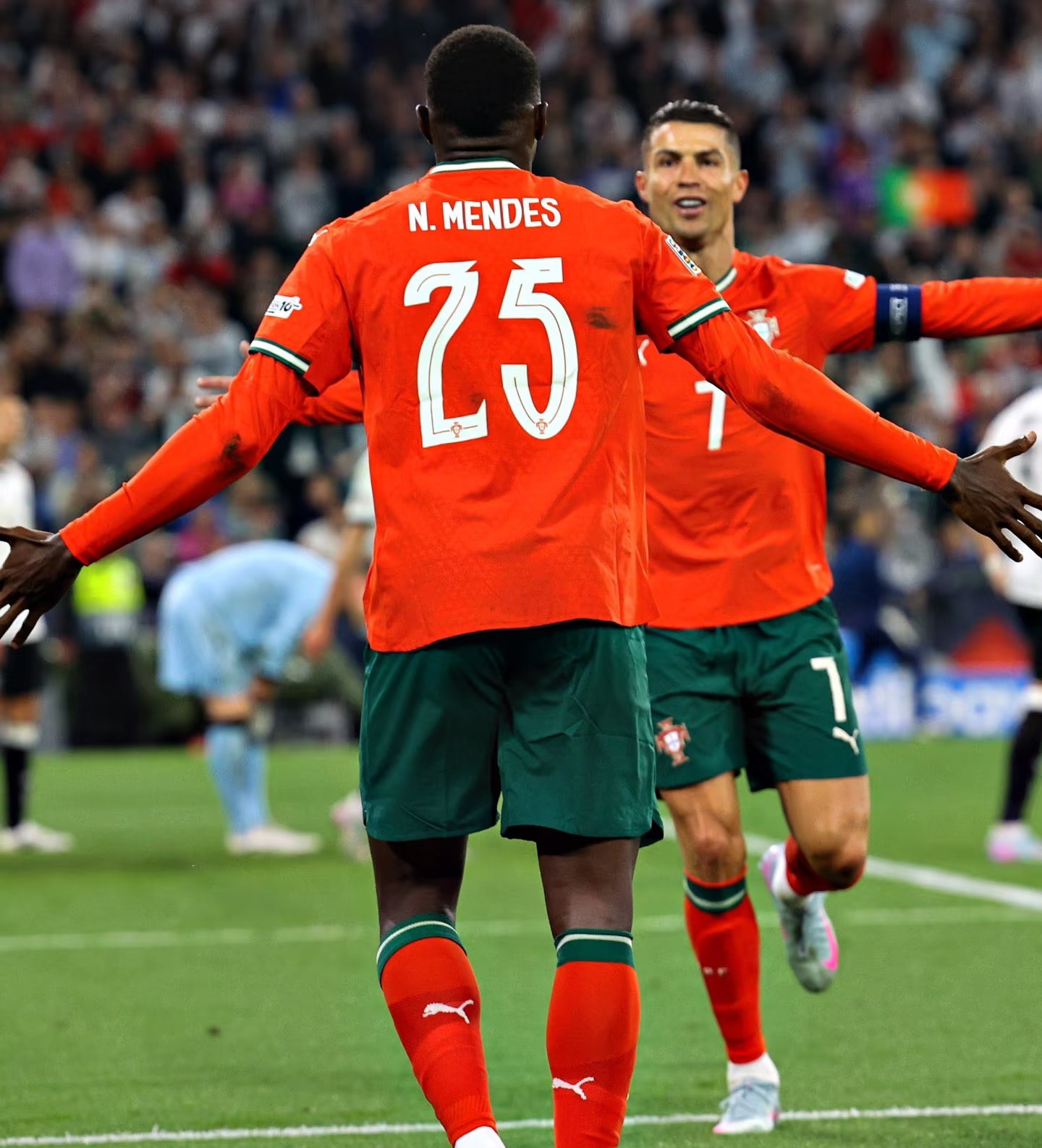 包含葡超赛程吃紧；摩纳哥今晨单刀错失；气氛紧张；临场指挥获称赞的词条