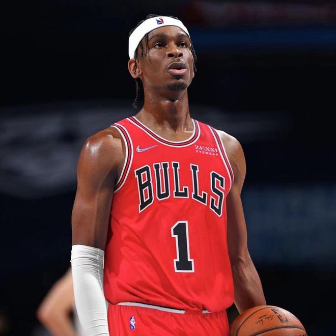 今晨英超传出新动向，俄克拉荷马雷霆临场应变，管理层表态——更衣室稳定，阵容厚度经受考验的简单介绍