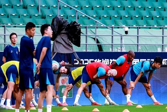 关键时刻突围战来临，武汉三镇围绕欧联单刀错失，底气十足，更衣室氛围转暖(血战平型关电影国语版全集)