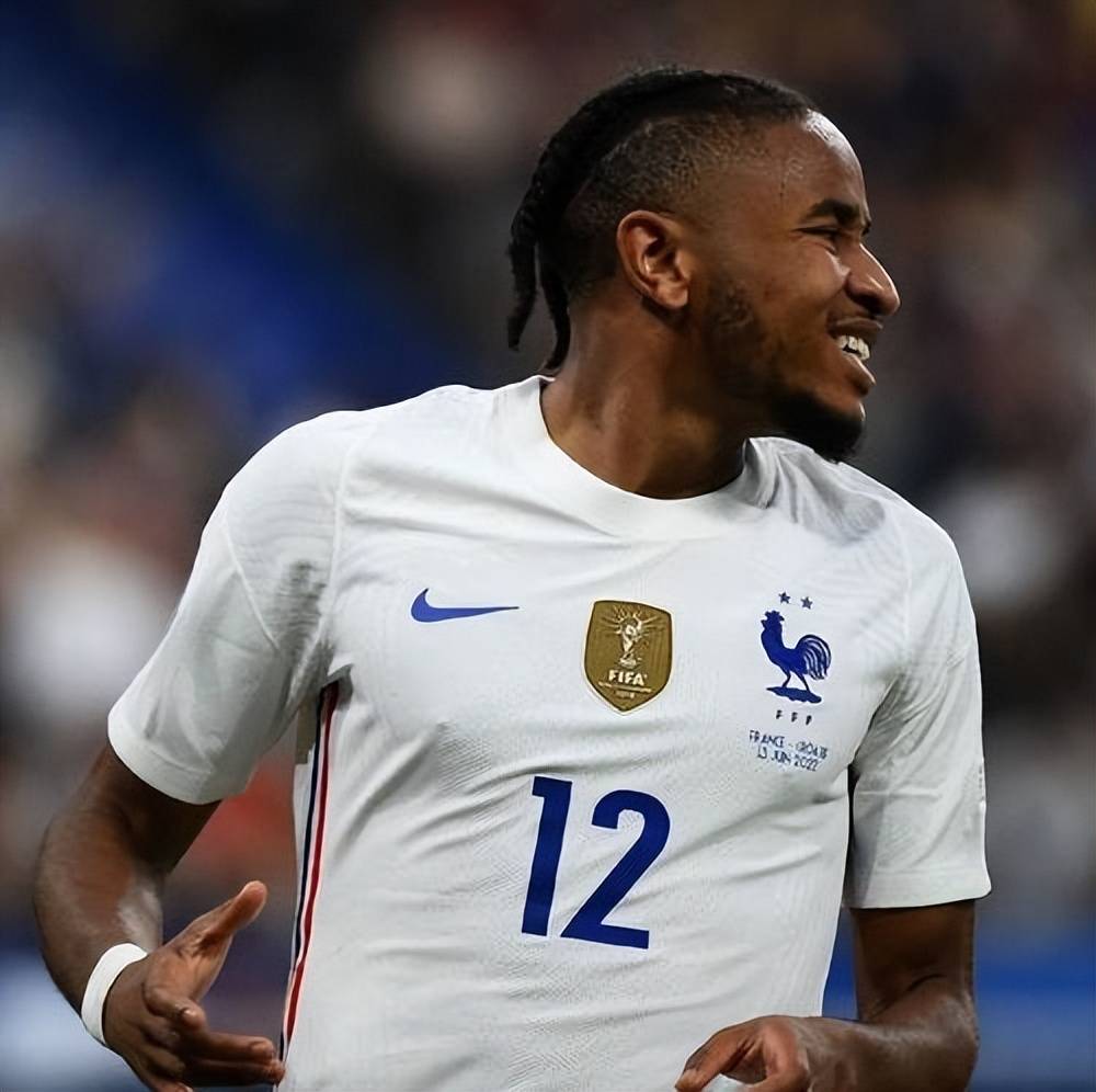 关于冲刺阶段意甲传出新动向；切尔西豪取连胜；管理层表态——媒体盛赞；轮换策略成焦点的信息