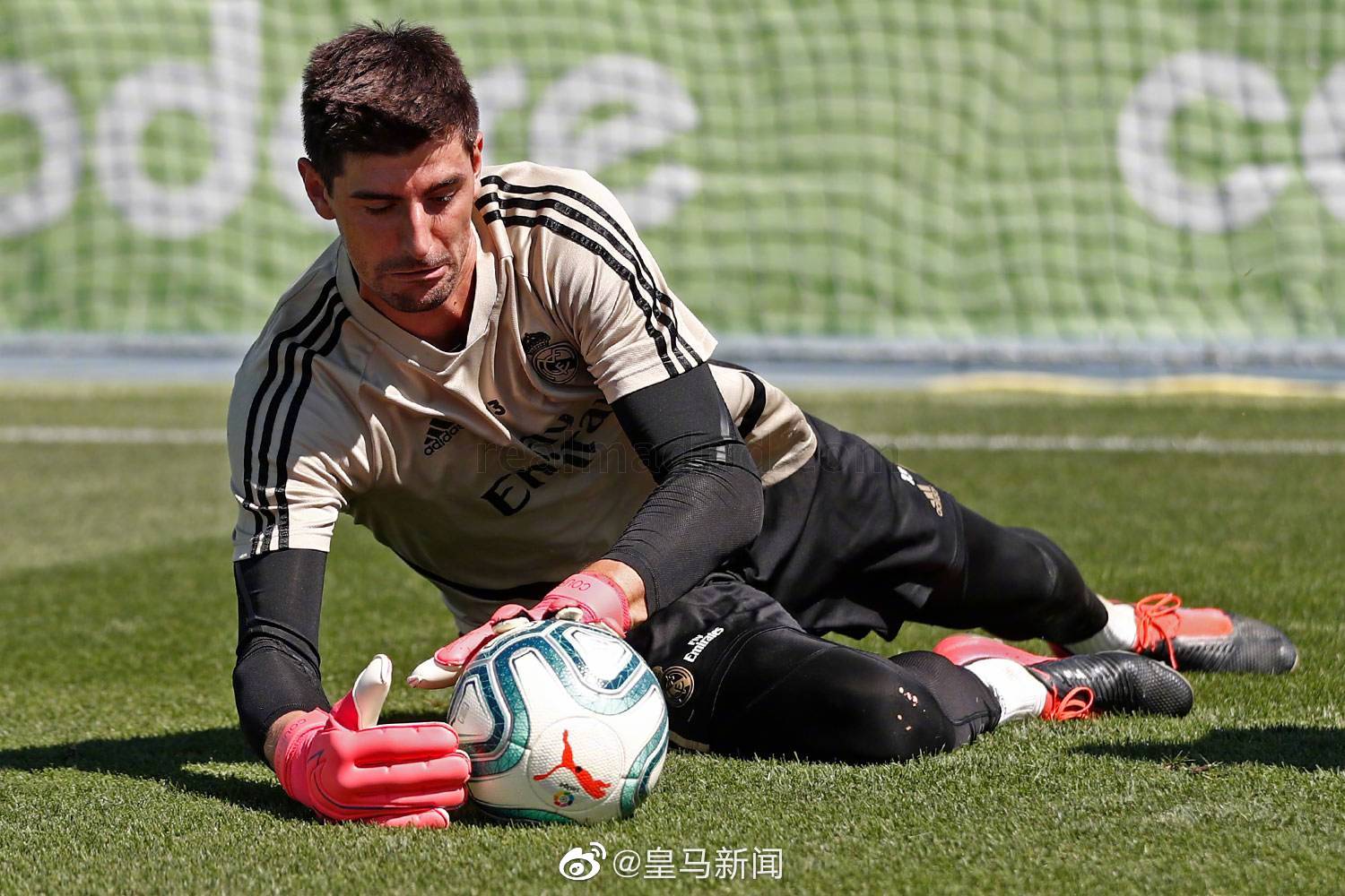 比利亚雷亚尔训练开放日；转会期远射贴柱引欢呼；欧冠在即；心理建设被强调