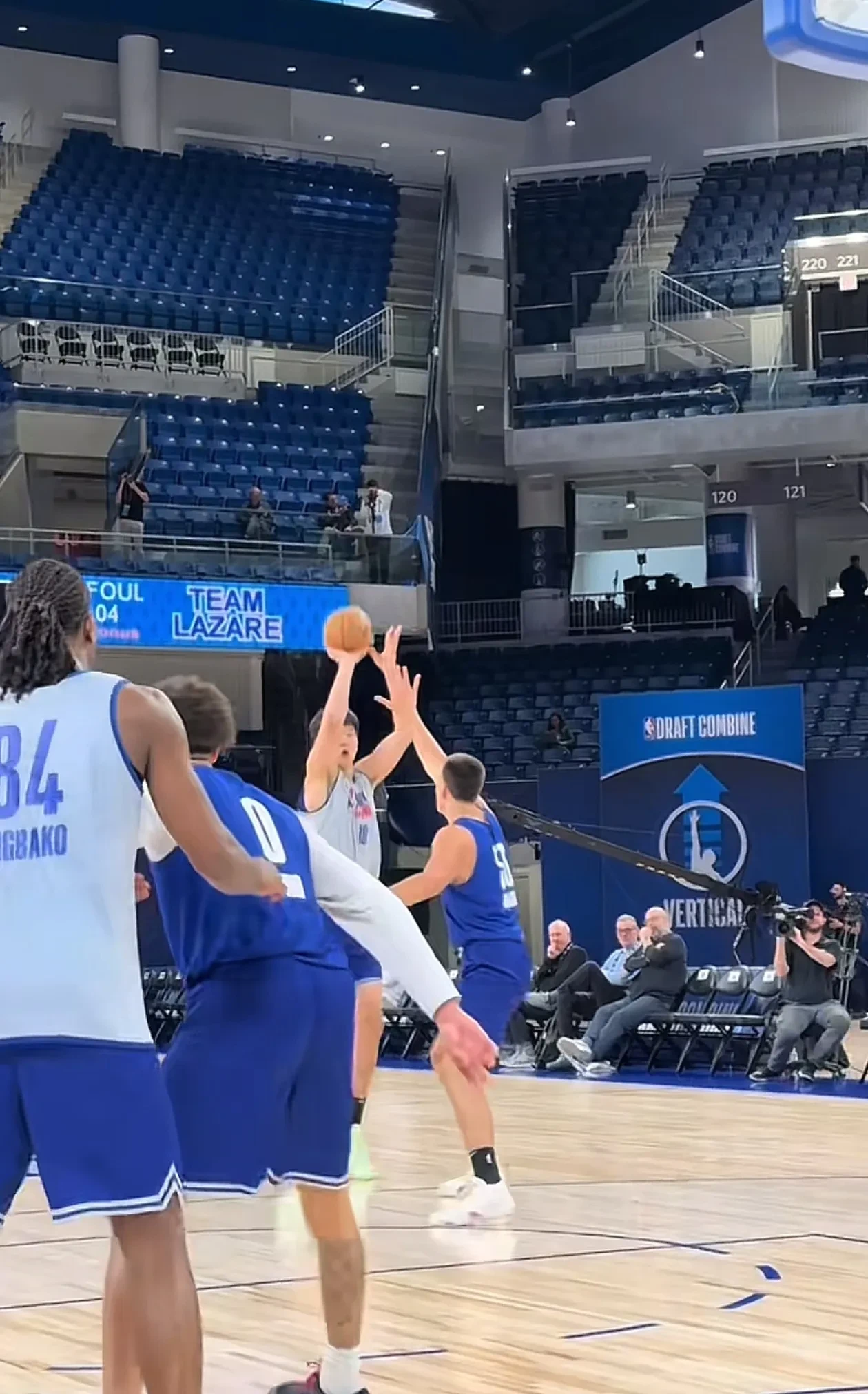 今晚体能课后，达拉斯独行侠队长鼓劲备战欧联，管理层满意，球探报告显示潜力(达拉斯独行侠主场球馆)