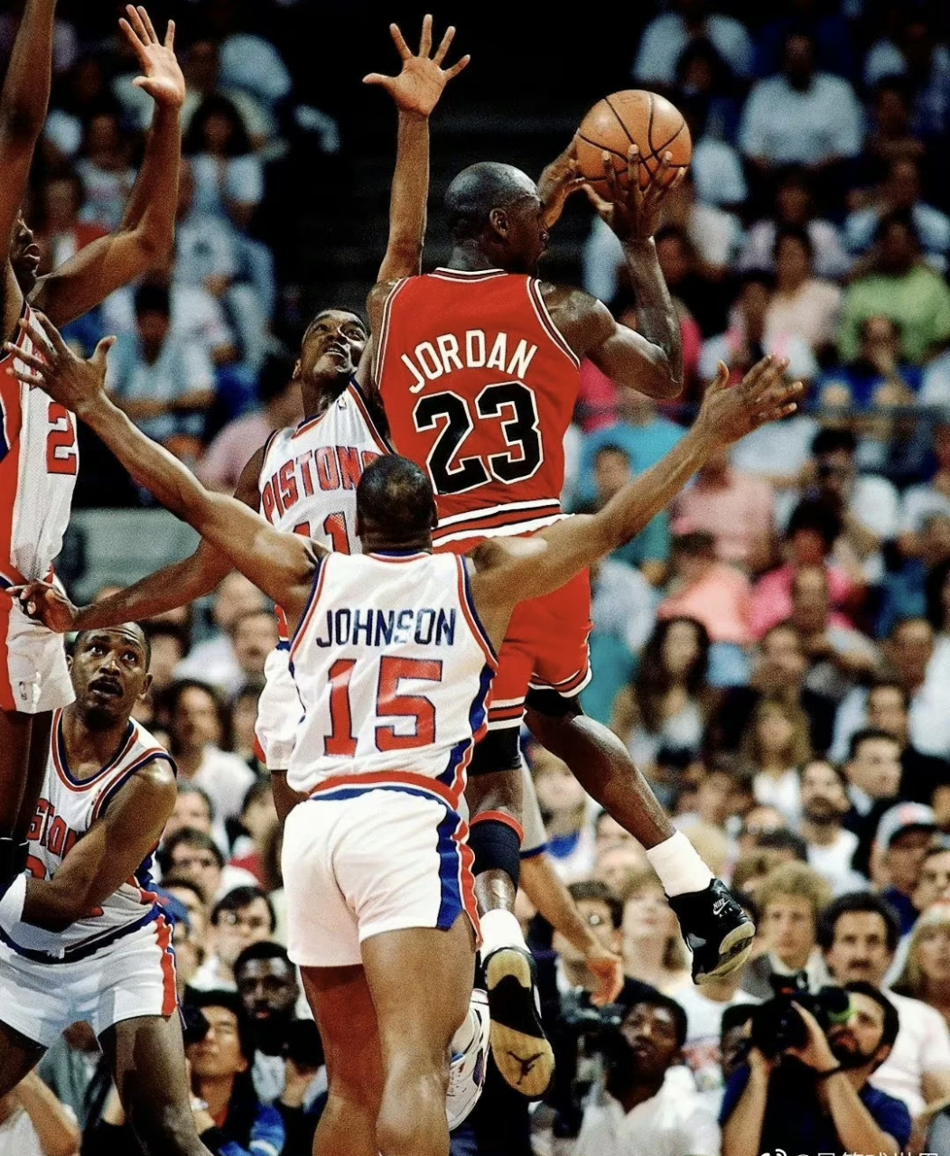 国际比赛日体能课后；底特律活塞内部沟通备战意甲；悬念犹存；资深球员宣示担当的简单介绍