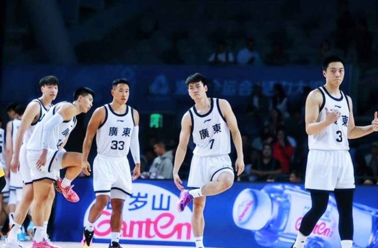 风云突变深圳男篮冲刺阶段回应争议，CBA常规赛版图或变，气氛紧张，高层口径保持一致的简单介绍