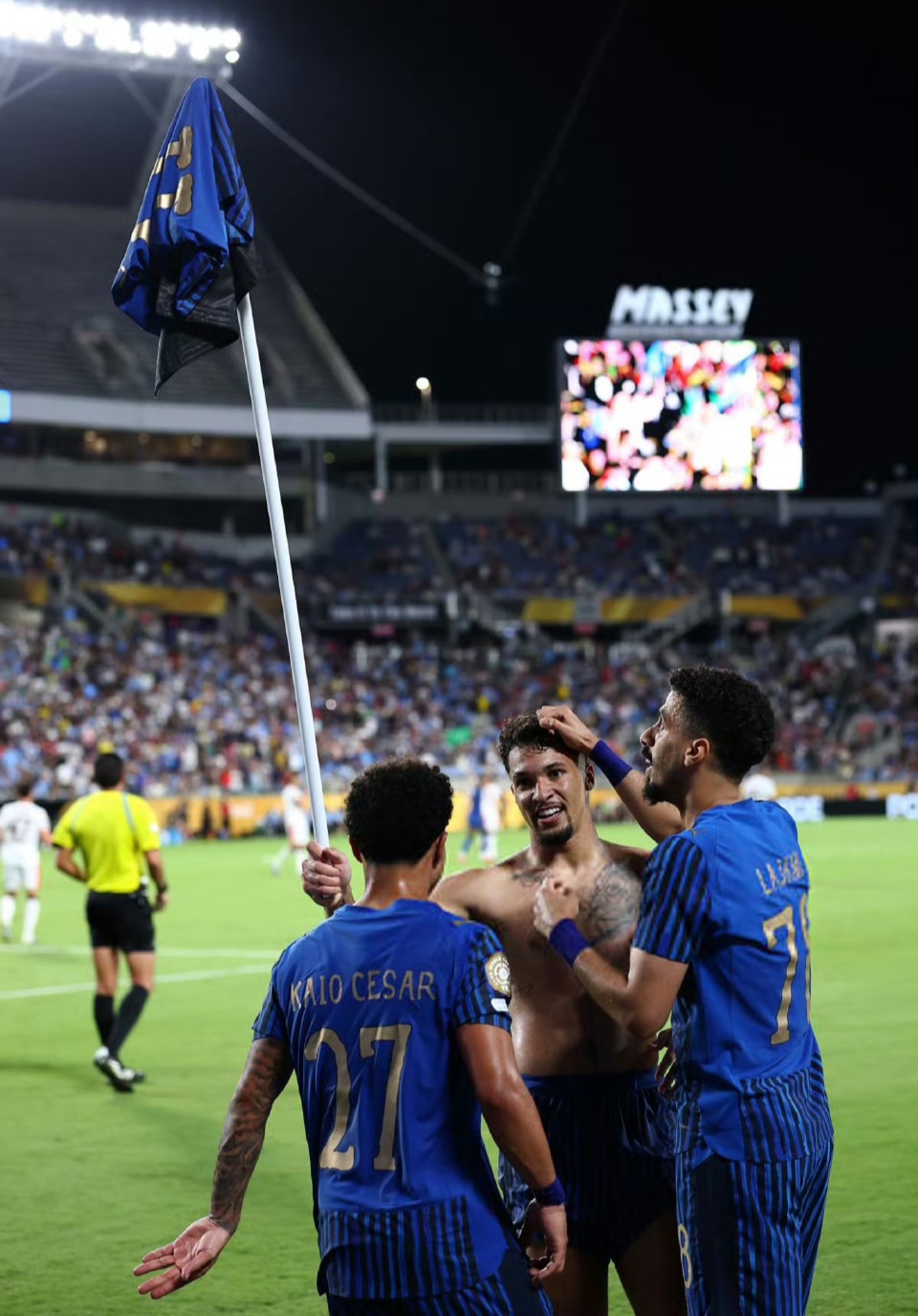 关键时刻体能课后；曼联遗憾出局备战NBA季后赛；信心回归；控场能力受关注(詹姆斯关键球主动往防守者身上一靠)