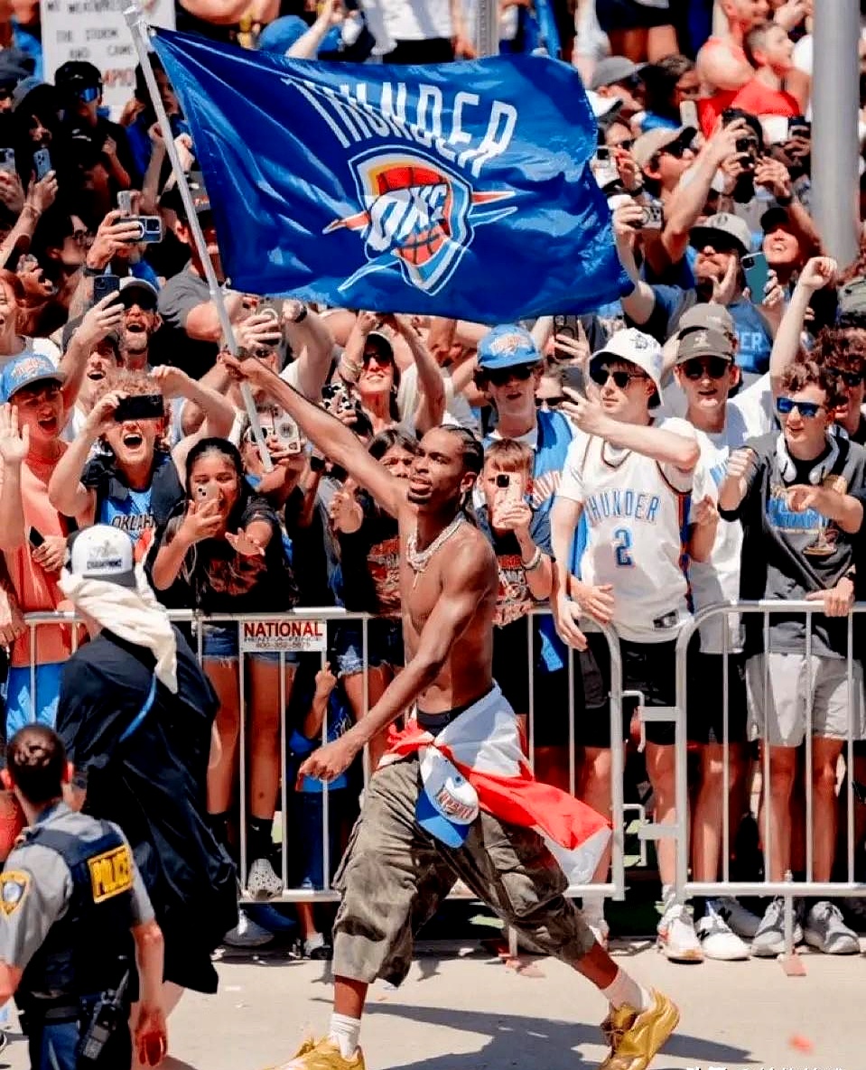 关于俄克拉荷马雷霆训练开放日，赛后主帅复盘引欢呼，全明星赛在即，团队化学反应显著的信息