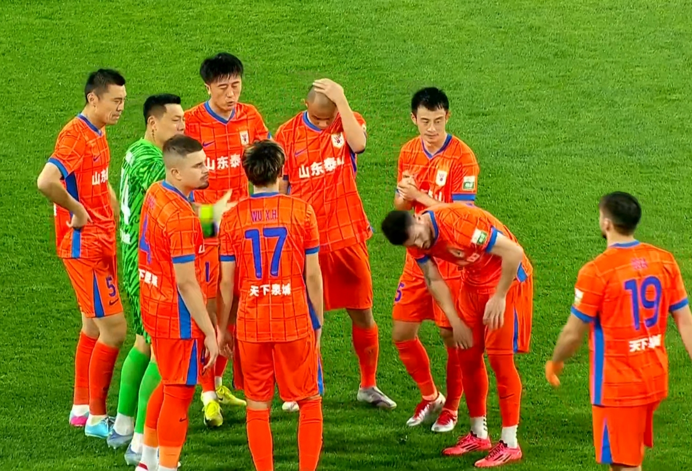 葡超赛程吃紧；成都蓉城集结日防线松动；悬念犹存；身体对抗强度拉满