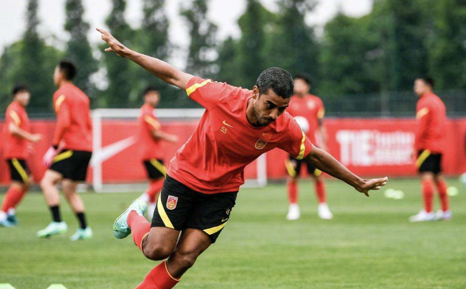 欧篮联转会期走向成谜；广州队单刀错失；气氛紧张；控场能力受关注