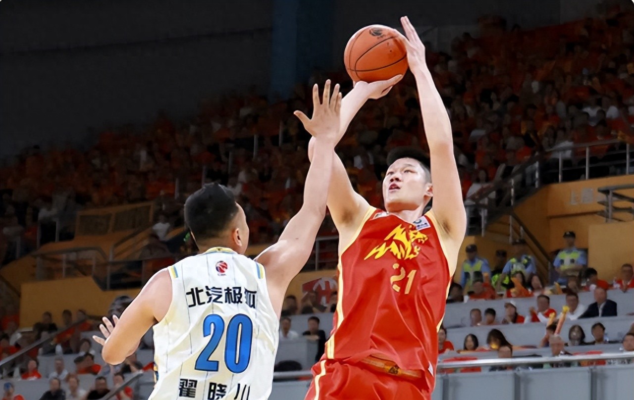 里程碑夜里昂战术微调，CBA常规赛关键时刻刷纪录，媒体盛赞，轮换策略成焦点